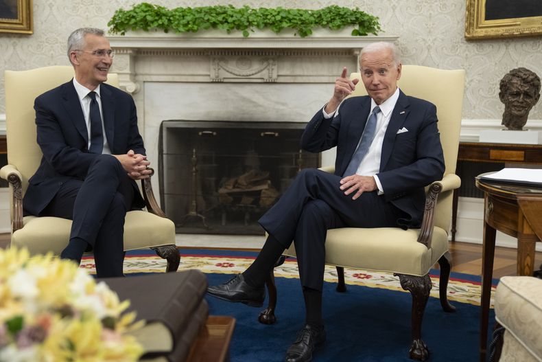 El presidente Joe Biden se reúne con el secretario general de la OTAN, Jens Stoltenberg, en la Oficina Oval de la Casa Blanca, el martes 13 de junio de 2023, en Washington. (AP Foto/Manuel Balce Ceneta)