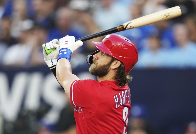 Bryce Harper, de los Filis de Filadelfia, observa su cuadrangular solitario en contra de los Azulejos de Toronto, durante la tercera entrada del juego de béisbol del miércoles 16 de agosto de 2023, en Toronto. (Nathan Denette/The Canadian Press vía AP)