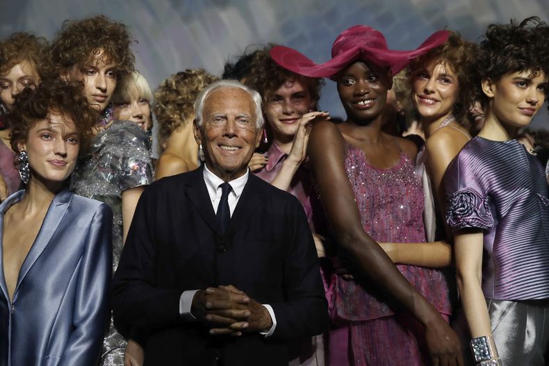 ARCHIVO - El diseñador Giorgio Armani, centro, posa con modelos al final de su colección femenina Primavera-Verano 2019, presentada durante la Semana de la Moda de Milán, Italia, el domingo 23 de septiembre de 2018. (AP Foto/Luca Bruno, archivo)
