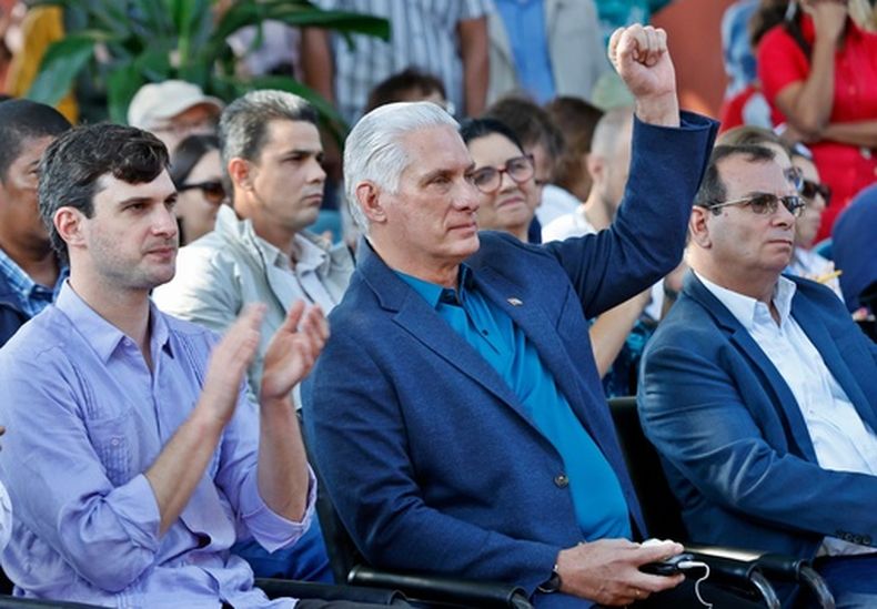 El presidente cubano Miguel Díaz-Canel y David Adler, coordinador general de Nuestra América (o Convoy de Nuestra América), asisten a un evento en el Instituto Cubano de la Amistad con los Pueblos (ICAP), en La Habana, Cuba, el sábado 21 de marzo de 2026. (Ernesto Mastrascusa/Pool Foto vía AP)