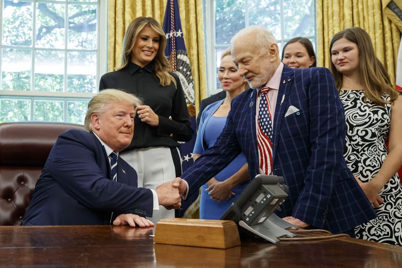 AMN-CIE_APOLO_11-ANIVERSARIO-TRUMP-0.jpg