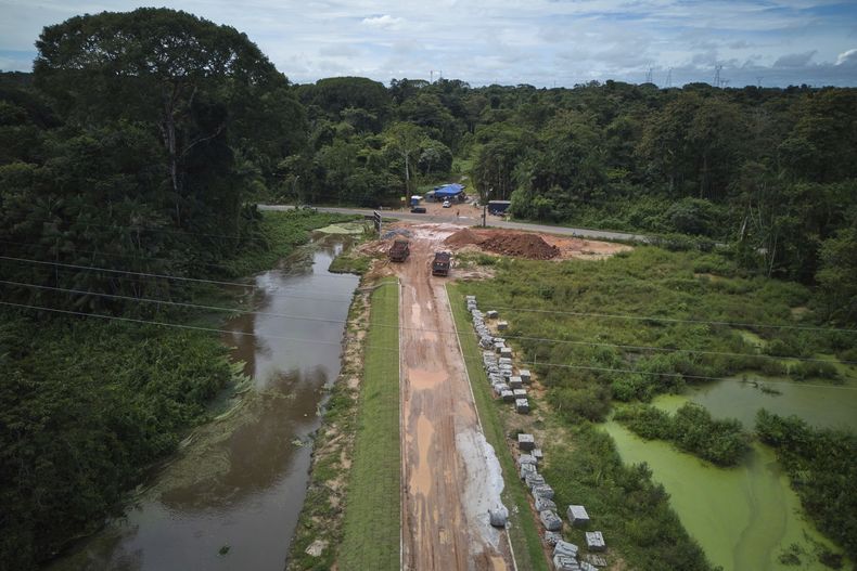 Trabajos de construcción de la avenida Liberdade en Belém, Brasil, el martes 18 de marzo de 2025. En esta ciudad será la cumbre del clima de la ONU COP30, en noviembre de este año. (AP Foto/Jorge Sáenz)