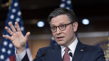 El presidente de la Cámara de Representantes, el republicano Mike Johnson, y los líderes de su partido hablan con la prensa cuando el legislativo busca aprobar los proyectos de gastos para impedir el cierre parcial del gobierno, en el Capitolio, Washington, 20 de marzo de 2024. (AP Foto/J. Scott Applewhite)