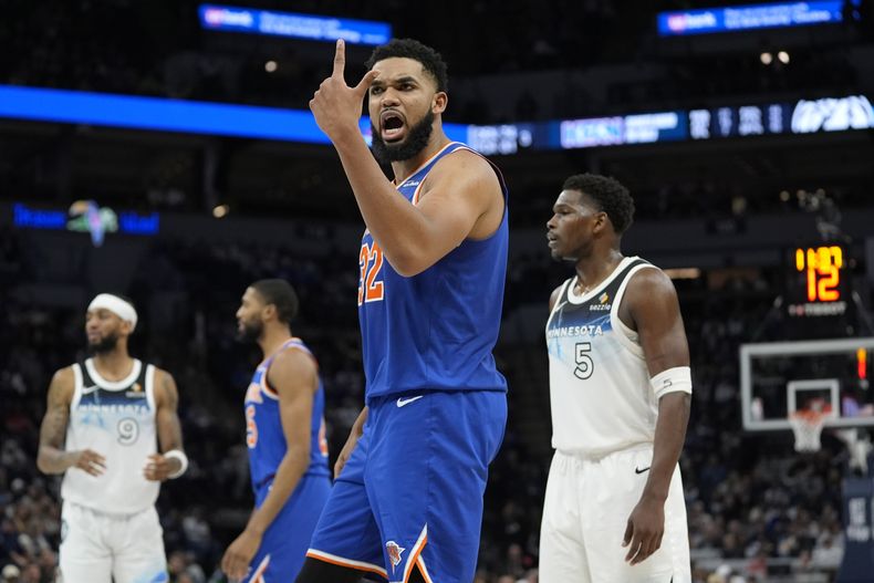 El pívot de los Knicks de Nueva York Karl-Anthony Towns reacciona hacia el referee en el encuentro ante los Timberwolves de Minnesota el jueves 19 de diciembre ddel 2024. (AP Foto/Abbie Parr)