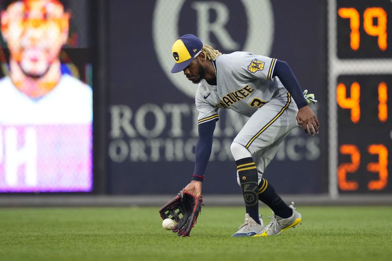 El dominicano Raimel Tapia, de los Cerveceros de Milwaukee, captura una pelota bateada de sencillo durante el encuentro del martes 18 de julio de 2023, ante los Filis de Filadelfia (AP Foto/Matt Slocum)