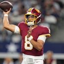 Marcus Mariota (8), quarterback de los Commanders de Washington, lanza un pase contra los Cowboys de Dallas en la segunda mitad del partido de la NFL del domingo 20 de septiembre de 2026, en Arlington, Texas. (AP Foto/Tony Gutierrez)