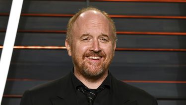 ARCHIVO- Louis C.K. en la Fiesta de Vanity Fair tras los Oscar en Beverly Hills, California, el 28 de febrero de 2016. Un nuevo documental, Sorry/Not Sorry, que se estrenará en el Festival Internacional de Cine de Toronto, profundiza sobre las acusaciones por una conducta sexual inapropiada contra el comediante Louis CK y las consecuencias para las mujeres que denunciaron. (Foto Evan Agostini/Invision/AP, archivo)