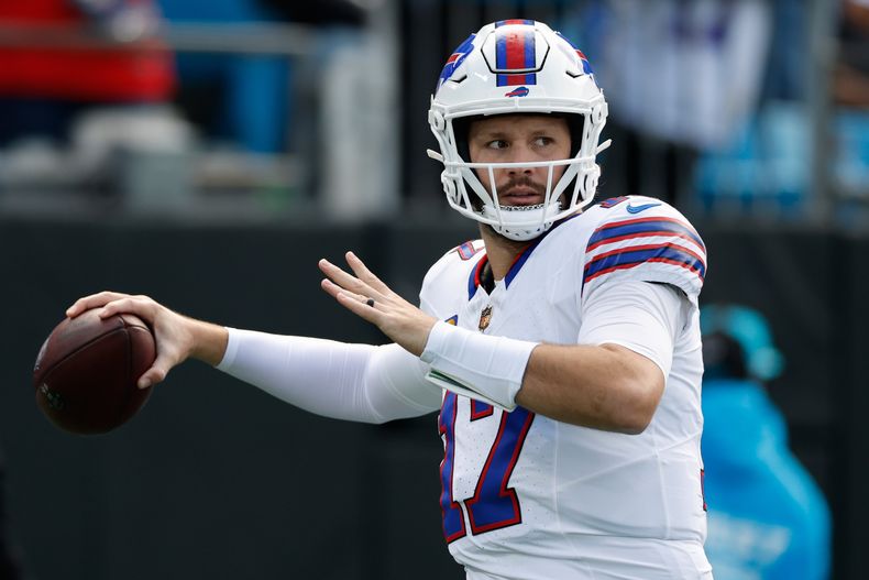 El quarterback de los Bills de Buffalo, Josh Allen, antes del partido ante los Panthers de Carolina, el domingo 26 de octubre de 2025, en Charlotte, Carolina del Norte. (AP Foto/Rusty Jones)