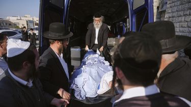 Dolientes llevan el cuerpo de Levi Yitzhak Pash, quien fue asesinado junto con otros cinco israelíes en un ataque a tiros por dos palestinos en una parada de autobús en Jerusalén el 8 de septiembre del 2025. (AP foto/Ariel Schalit)