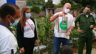 el exespia gerardo hernandez reparte regaderas de acero inoxidable por cdr para estimular los cultivos en los barrios