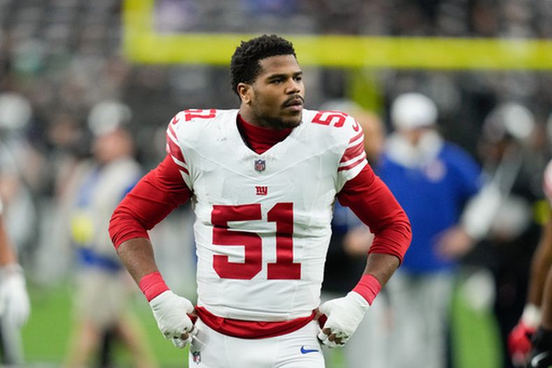ARCHIVO - Foto del 28 de diciembre del 2025, el linebacker de los Giants de Nueva York Abdul Carter en el campo antes del juego ante los Raiders de Las Vegas. (AP Foto/John Locher, Archivo)