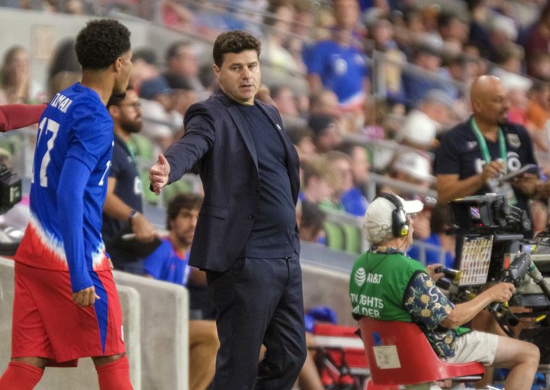 El entrenador argentino de los Estados Unidos, Mauricio Pochettino, llama al centrocampista, Malik Tillman (17) para una sustitución ante Panamá durante la segunda mitad del partido amistoso el sábado 12 de octubre de 2024, en Austin, Texas. (AP Foto/Rodolfo Gonzalez)