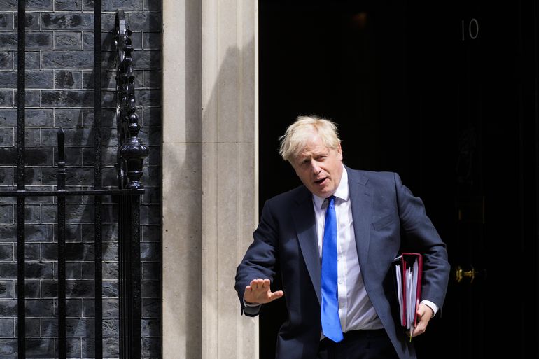 Responsable británico del Tesoro pide la dimisión de Johnson