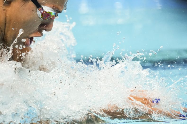 La argentina Macarena Ceballos compite en los 200 metros pecho en los Juegos Olímpicos de París, el domingo 28 de julio de 2024. (AP Foto/Bernat Armangue)