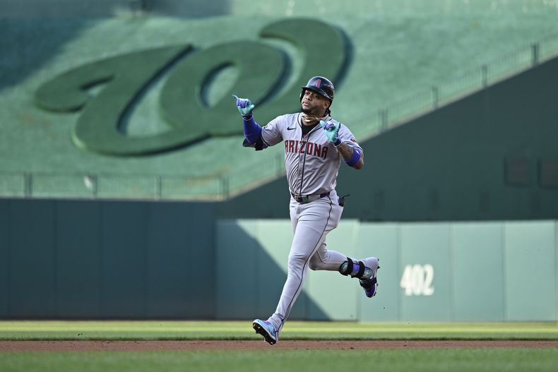 El dominicano de los Diamondbacks de Arizona, Ketel Marte recorre las bases luego de conectar un jonrón de dos carreras durante la primera entrada del juego de béisbol ante los Nacionales de Washington, el martes 18 de junio de 2024, en Washington. (AP Foto/John McDonnell)