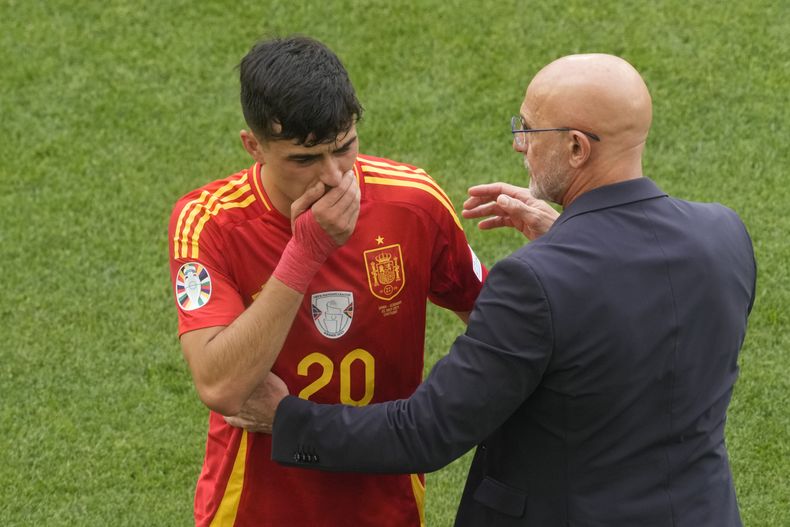 El entrenador de España Luis de la Fuente preocupado por la lesión que sufrió Pedri en el encuentro de cuartos de final de la Eurocopa el viernes 5 de julio del 2024. (AP Foto/Michael Probst)