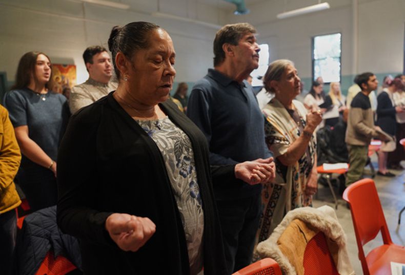 ARCHIVO - Miembros de la Iglesia Ortodoxa Negra de San Moisés participan juntos en un servicio religioso el 9 de noviembre de 2025, en Pittsburgh. (AP Foto/Jessie Wardarski, archivo)