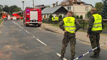 ARCHIVO - Bomberos y personal de defensa se ven cerca de una casa con el tejado destruido después de que drones rusos violaran el espacio aéreo polaco durante un ataque a Ucrania, en Wyryki, cerca de Lublin, Polonia, el 11 de septiembre de 2025. (AP Foto/Rafal Niedzielski, Archivo)