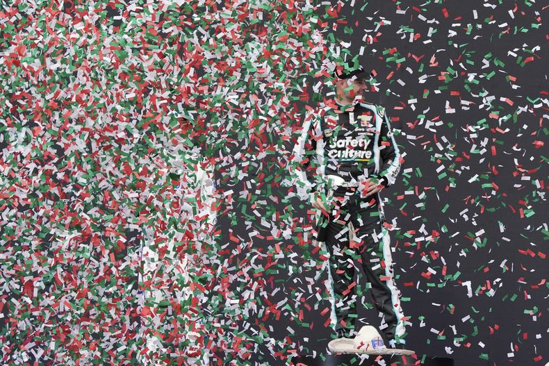 Shane Van Gisbergen celebra después de ganar una carrera de la Serie de la Copa NASCAR en el autódromo Hermanos Rodríguez en la Ciudad de México, el domingo 15 de junio de 2025. (Foto AP/Fernando Llano)