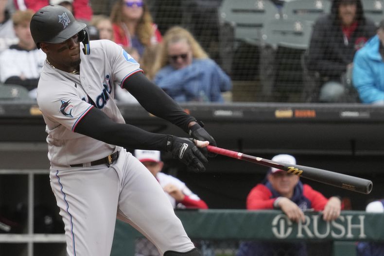 Jorge Soler, de los Marlins de Miami, batea un cuadrangular solitario durante la octava entrada del juego de béisbol en contra de los Medias Blancas de Chicago, en Chicago, el domingo 11 de junio de 2023. (AP Foto/Nam Y. Huh)