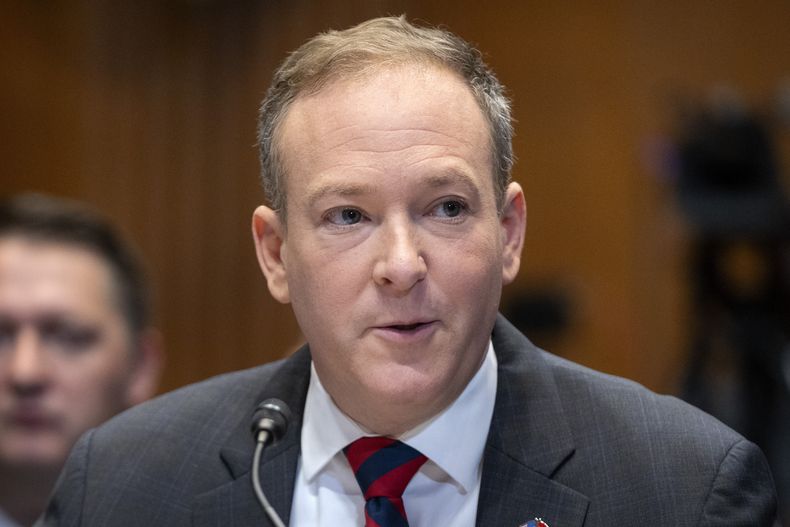 ARCHIVO - El exrepresentante republicano Lee Zeldin, elegido por el presidente Donald Trump para encabezar la Agencia de Protección Ambiental, habla ante la Comisión Ambiental y de Obras Públicas del Senado en el Capitolio, el 16 de enero de 2025, en Washington. (AP Foto/Mark Schiefelbein, archivo)