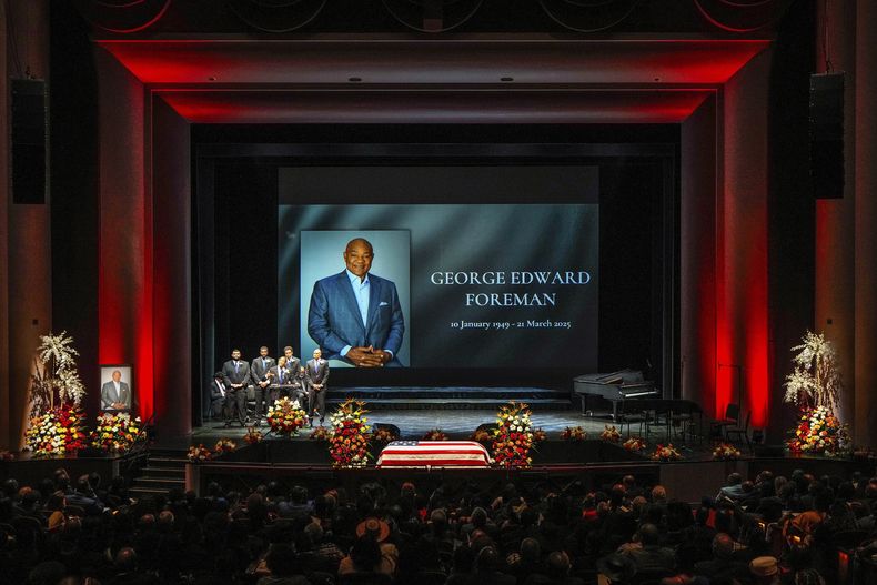 George Foreman IV junto a sus hermanos mientras pronuncia la alabanza de su padre durante un servicio conmemorativo en honor al boxeador y ministro campeón olímpico y mundial George Foreman, en el Wortham Theater Center de Houston, el lunes 14 de abril de 2025. (Brett Coomer/Houston Chronicle vía AP)