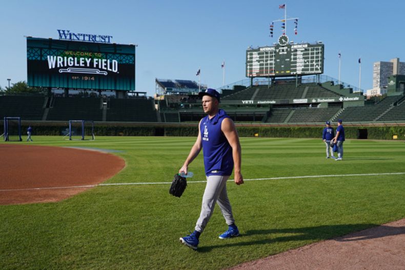 El lanzador Tarik Skubal de los Dodgers de Los Ángeles tras un calentamiento previo a un juego contra los Cachorros de Chicago, el lunes 3 de agosto de 2026, en Chicago. (AP Foto/David Banks)