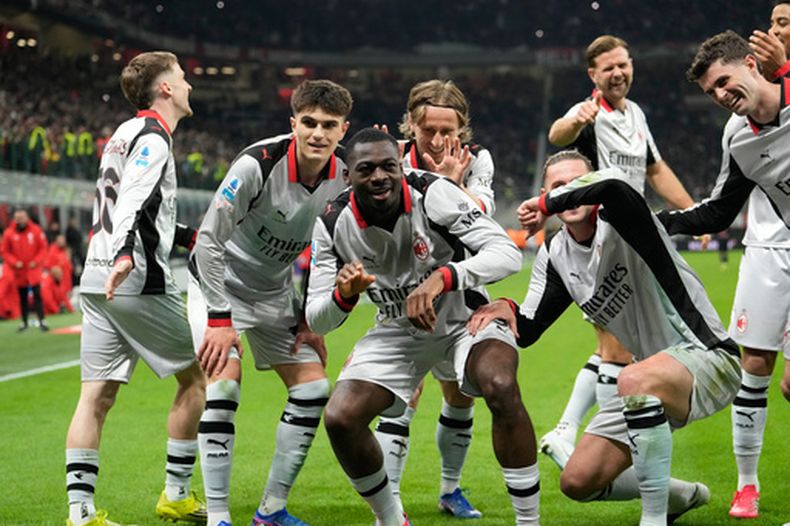 Youssouf Fofana del AC Milan celebra tras anotar el tercer gol de su equipo con sus compañeros ante el Torino el sábado 21 de marzo del 2026. (AP Foto/Luca Bruno)
