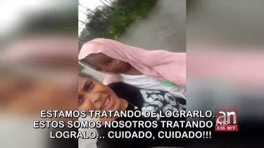 madres con sus pequenos hijos dejan sus hogares inundados tras el devastador azote del huracan dorian a bahamas