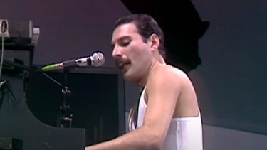 vendieron por 2,1 millones de dolares el piano de freddie mercury durante la primera subasta de sus objetos en londres