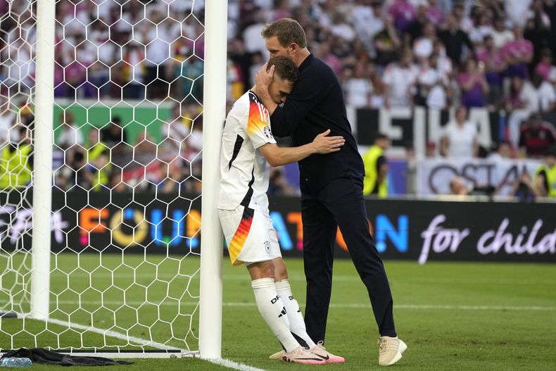 El alemán Joshua Kimmich abrazado por el seleccionador Julian Nagelsmann al final del duelo de cuartos de final de la Eurocopa ante España el viernes 5 de junio del 2024. (AP Foto/Matthias Schrader)