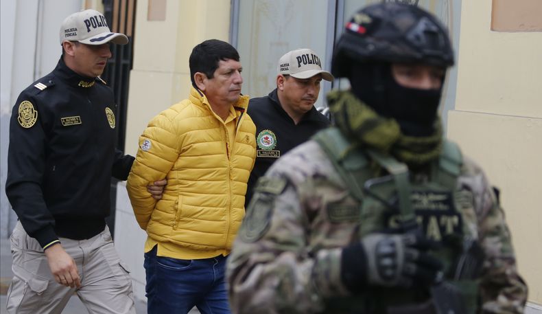 La policía escolta a Agustín Lozano, presidente de la Federación Peruana de Fútbol, luego de arrestarlo como parte de una investigación por fraude, extorsión y lavado de dinero en Lima, Perú, el jueves 7 de noviembre de 2024. (Foto AP/José Tejada)