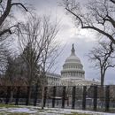 Unas vallas para proteger los alrededores del Capitolio el sábado 18 de enero de 2025, en Washington, mientras siguen los preparativos para el Día de Investidura del presidente electo de Estados Unidos, Donald Trump. (AP Foto/J. Scott Applewhite)