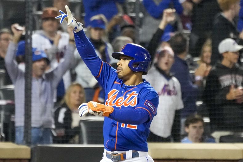 En foto del 30 de septiembre del 2023, el puertorriqueño de los Mets de Nueva York Francisco Lindor reacciona tras batear un jonrón de dos carreras en la cuarta entrada del segundo juego del día ante los Filis de Filadelfia. (AP Foto/Mary Altaffer)
