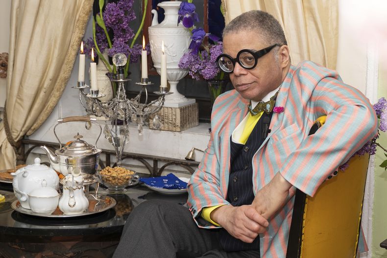 El historiador cultural y arquitectónico Michael Henry Adams posa para un retrato el jueves 1 de mayo de 2025, en Nueva York. (Foto AP/Gary Gerard Hamilton)