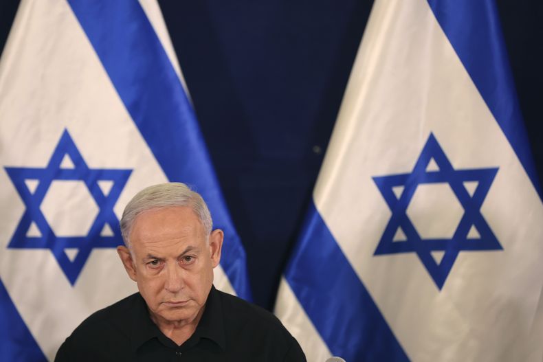 El primer ministro israelí Benjamin Netanyahu durante una conferencia de prensa en Tel Aviv, Israel, el sábado 28 de octubre de 2023. (Abir Sultan/Pool Photo vía AP)