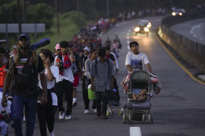 Los migrantes caminan por la carretera Huixtla con la esperanza de llegar a la frontera norte del país y luego a Estados Unidos, en Huehuetán, en el sur de México, el miércoles 6 de noviembre de 2024. (Foto AP/Moisés Castillo)