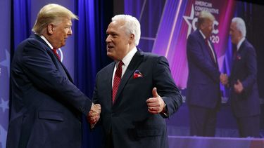 Campaña de Trump recluta médicos opuestos a confinamientos
