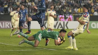 Carlos Moreno, arquero del Pachuca, se apodera de un balón durante el partido de vuelta de las semifinales de la Copa de Campeones de la CONCACAF ante el América, el martes 30 de abril de 2024 (AP Foto/Eduardo Verdugo)