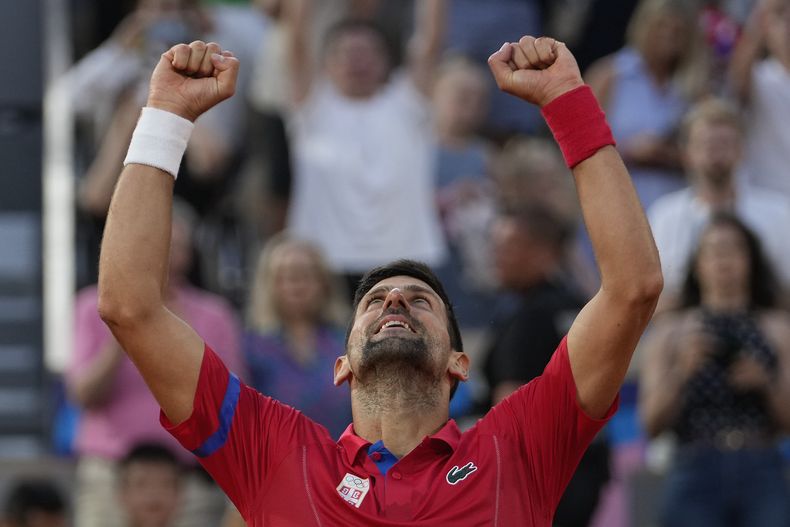 El serbio Novak Djokovic celebra su victoria ante el italiano Lorenzo Musetti en las semifinales del tenis de los Juegos Olímpicos de París, el viernes 2 de agosto de 2024. (AP Foto/Andy Wong)