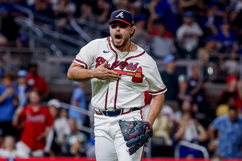 El cubano Víctor Mederos, de los Bravos de Atlanta, festeja tras recetar un ponche en el duelo ante los Dodgers de Los Ángeles, el miércoles 26 de agosto de 2026 (AP Foto/Erik S. Lesser)