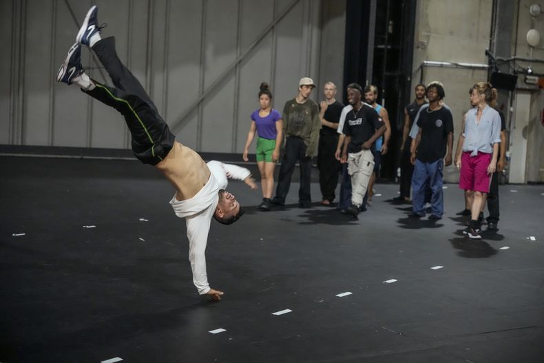 Bailarines ensayan la Danza de los Juegos en la sala de conciertos de Creteil, al este de París, el miércoles 31 de julio de 2024. Mourad Merzouki llevará la danza hip hop a los Juegos Olímpicos de París. El coreógrafo franco-argelino es el creador de la Danza de los Juegos. La exhibición de Merzouki en el Parque de Campeones de Trocadéro comienza el lunes 2 de agosto. 5, 2024. (Foto AP/Michel Euler)