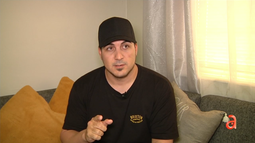 llega a miami joven cubano expulsado de su empleo por escribir canciones en contra del regimen