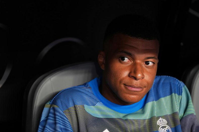 Kylian Mbappé, del Real Madrid, está sentado en la banca previo al partido del Mundial de Clubes de octavos de final entre el Real Madrid y la Juventus en Miami Gardens, Florida, el martes 1 de julio de 2025. (Foto AP/Rebecca Blackwell)