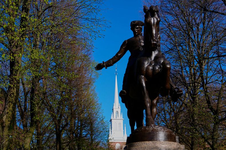 ARCHIVO - La estatua del patriota estadounidense Paul Revere cerca de la Old North Church, el lunes 20 de abril de 2026, en Boston. (AP Fto/Robert F. Bukaty)