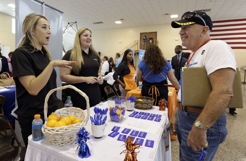 Fotograf&iacute;a del mi&eacute;rcoles 16 de julio de 2014 que muestra a John Godman (derecha), veterano del ej&eacute;rcito de Estados Unidos, hablando con las reclutadoras Nicole Rushton (izquierda) y Megan Hogan (centro) en una feria de reclutamiento e