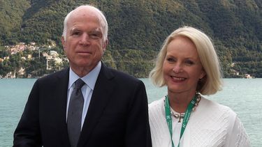Senador McCain asiste a foro económico en Italia