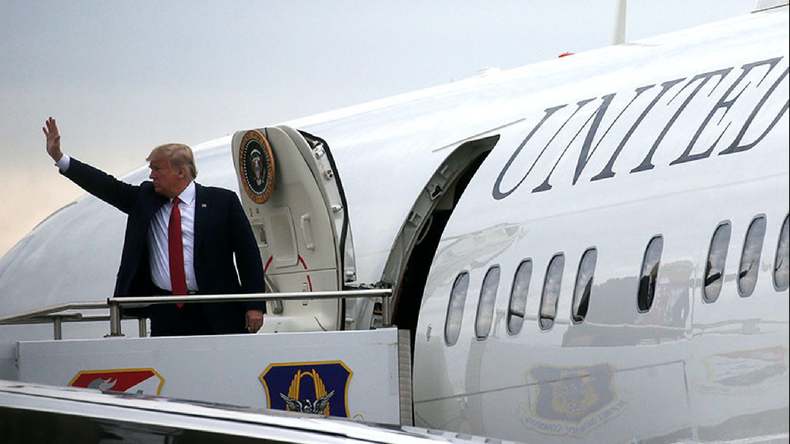 Trump Arrivando Avion