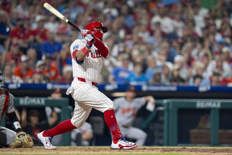 Kyle Schwarber de los Filis de Filadelfia batea un grand slam en la sexta entrada ante los Orioles de Baltimore, el lunes 4 de agosto del 2025, en Filadelfia. (AP Foto/Chris Szagola)