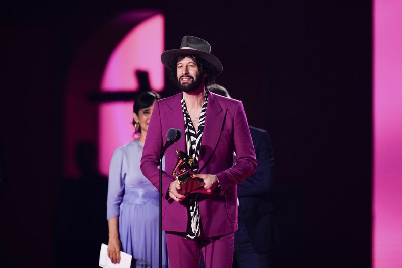 Adán Jodorowsky recibe el premio de grabación del año para De todas las fores a nombre de Natalia Lafourcade en la 24a entrega anual del Latin Grammy en Sevilla, España, el 16 de noviembre de 2023. (Foto José Bretón/Invision/AP)
